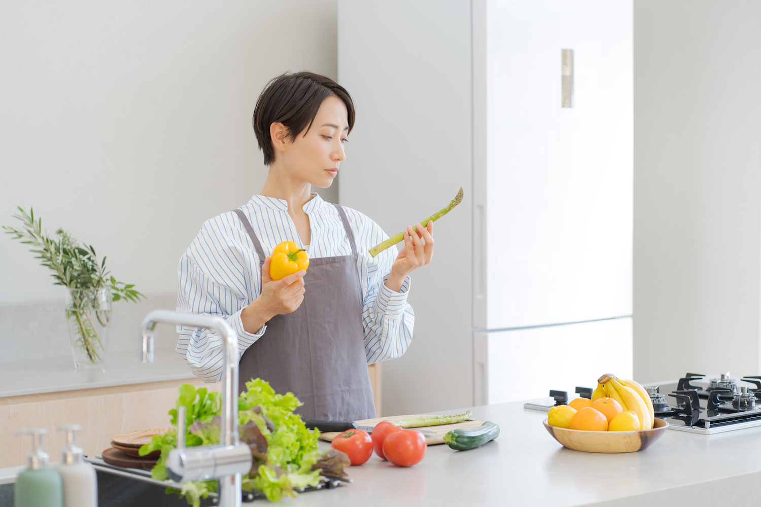 野菜を選んでいる女性の写真