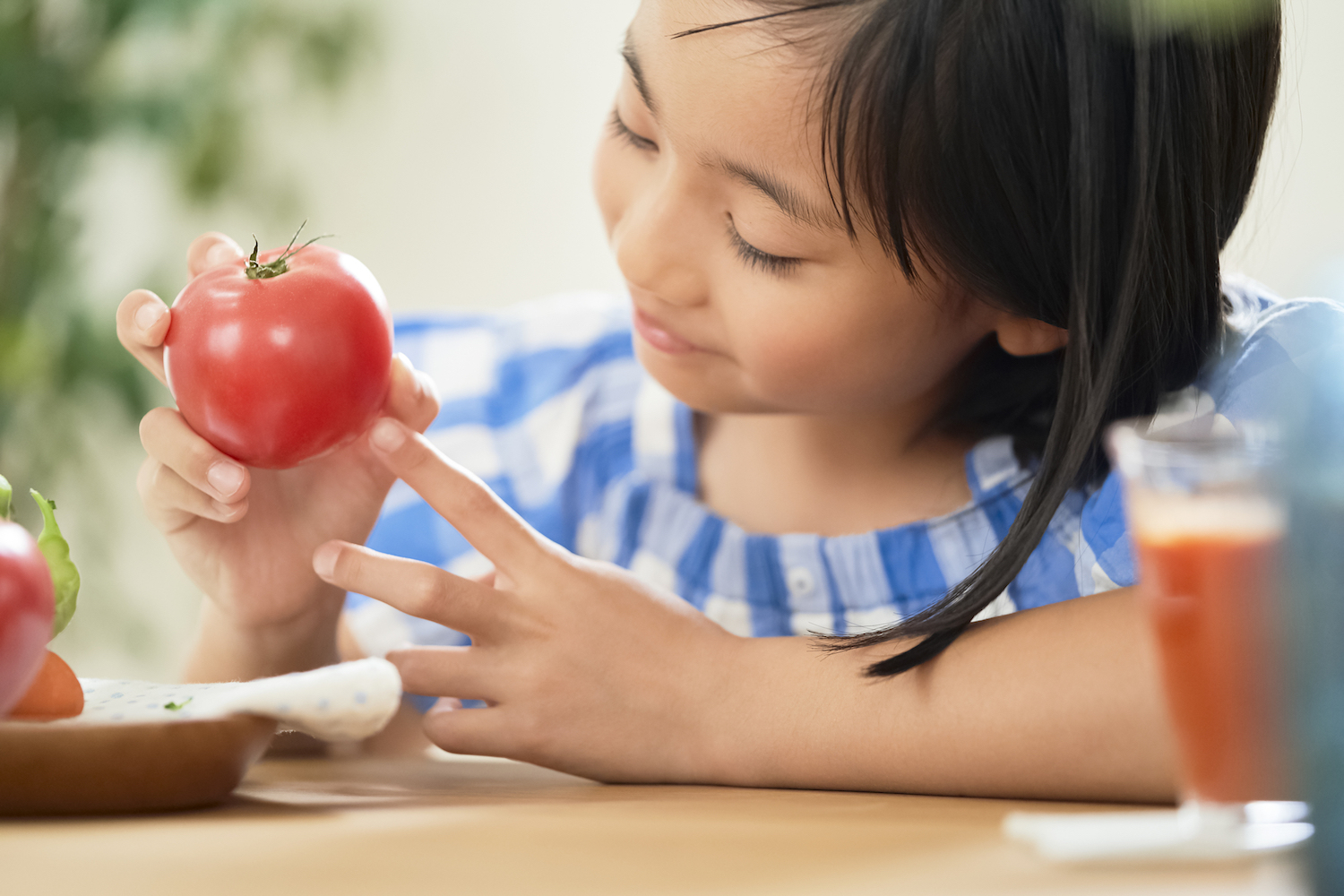 野菜と子どもの写真