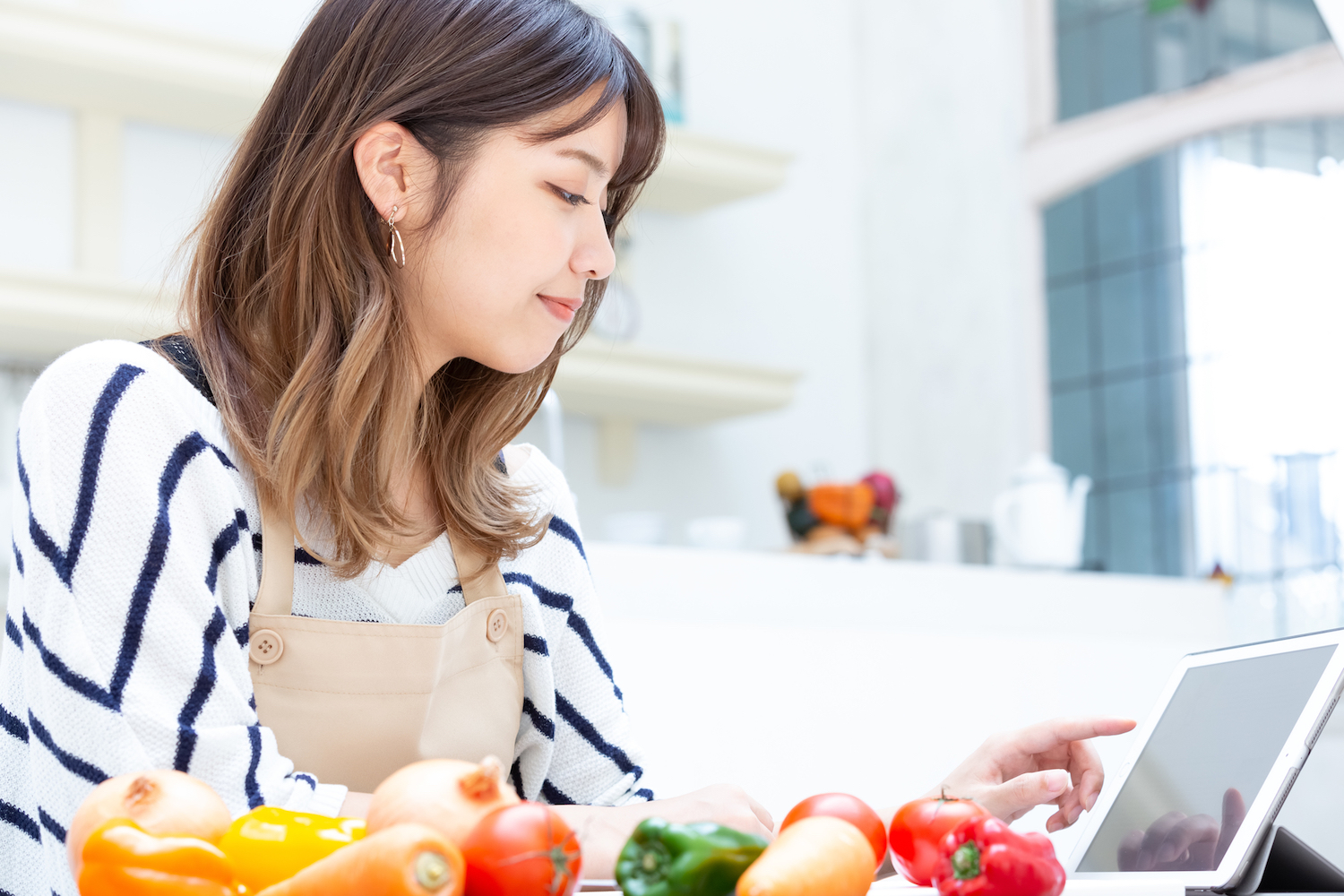 女の人と野菜の写真