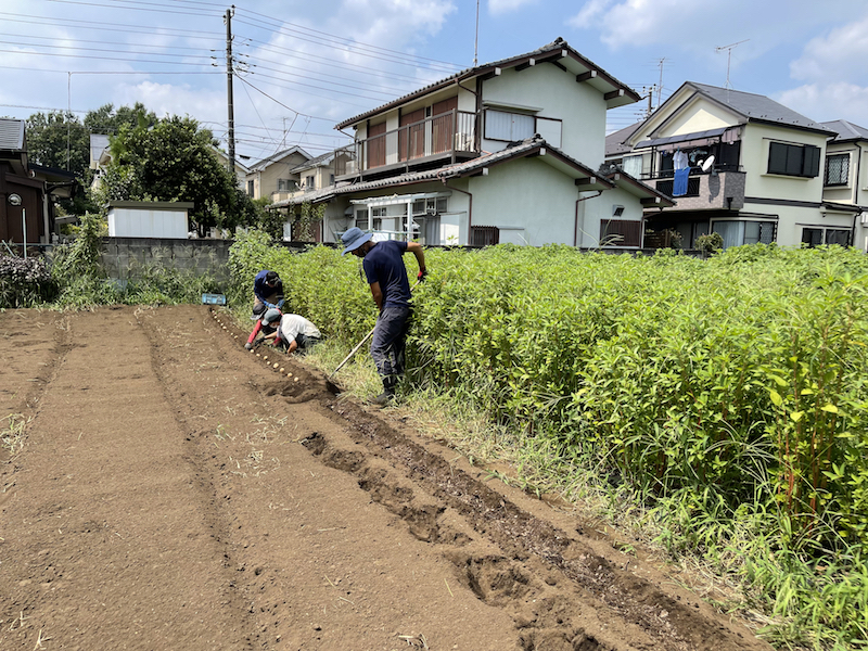 鴨志田さんの農作業の様子。