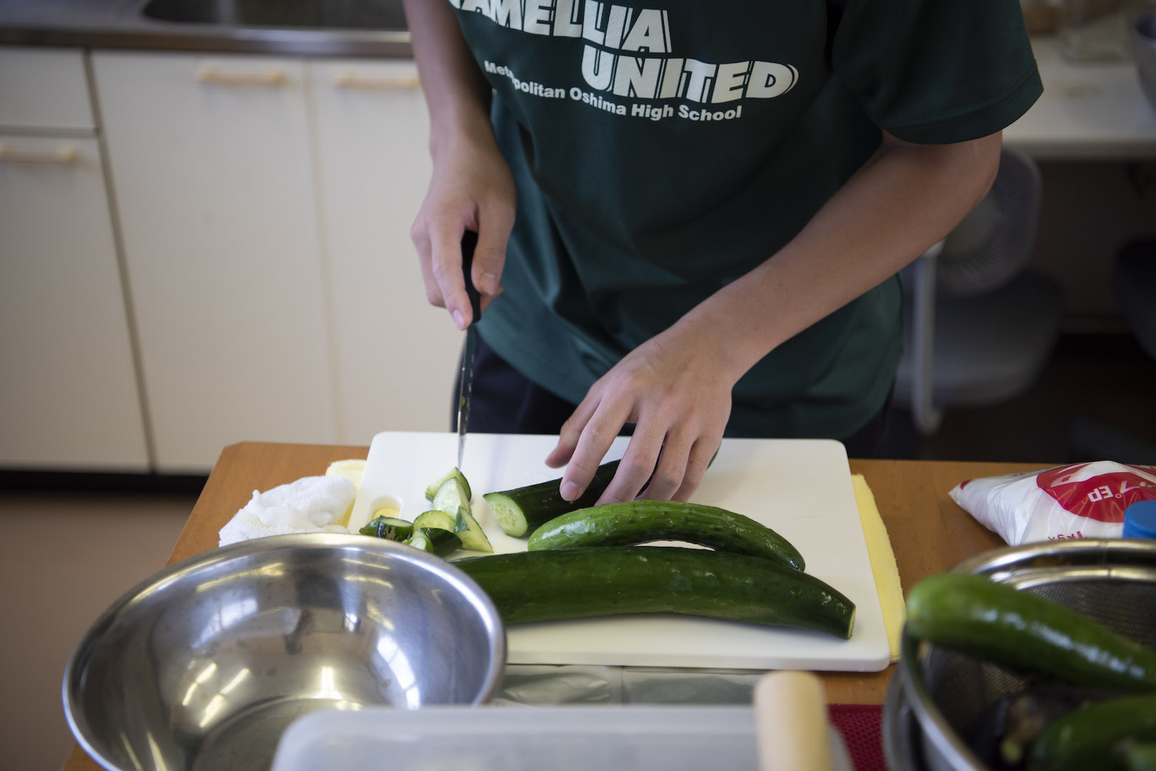 大島高校-野菜を切る