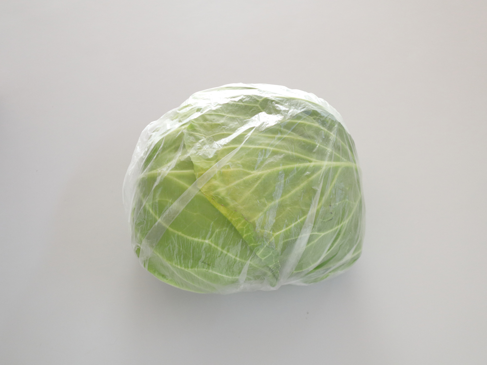 ラップで全体を包んだキャベツ