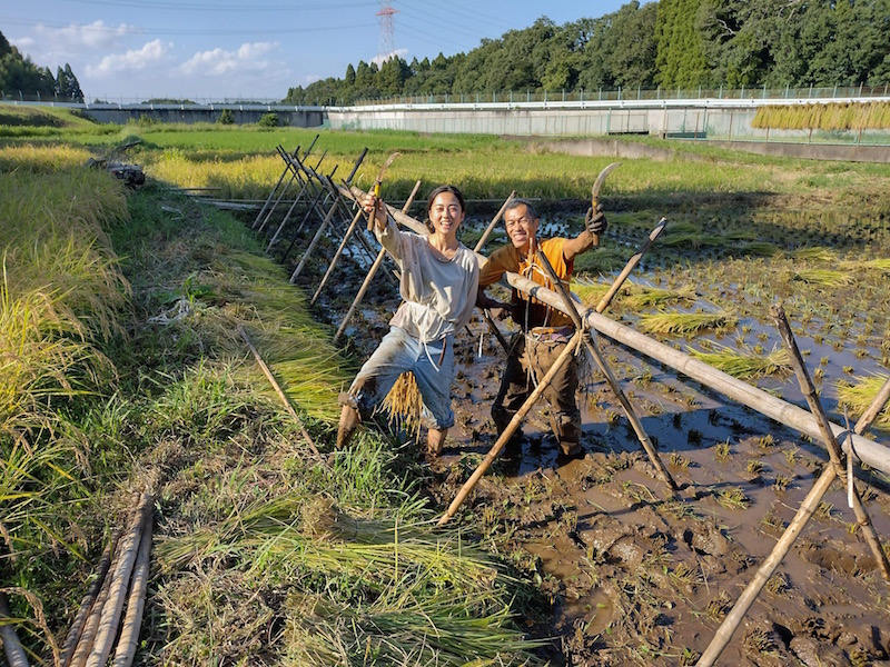 手紙とムービーで綴るおいしい畑探訪だより-染谷さんと千夏さんの笑顔のツーショット