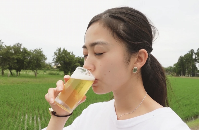 手紙とムービーで綴るおいしい畑探訪だより-ビールをのんでる千夏さん