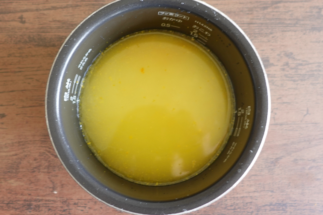 すりおろした甘夏の果皮をお米と一緒に炊飯