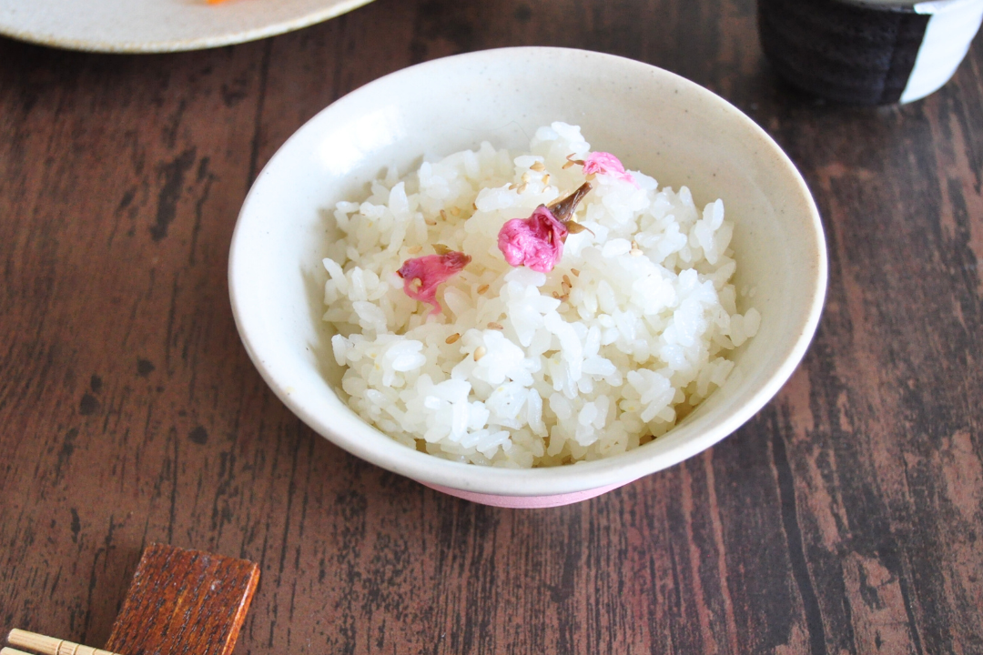 桜の塩漬けと麹の炊き込みごはん