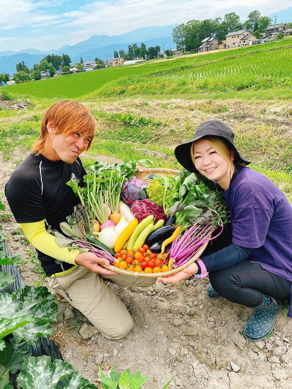 野菜を作る農家さんの写真