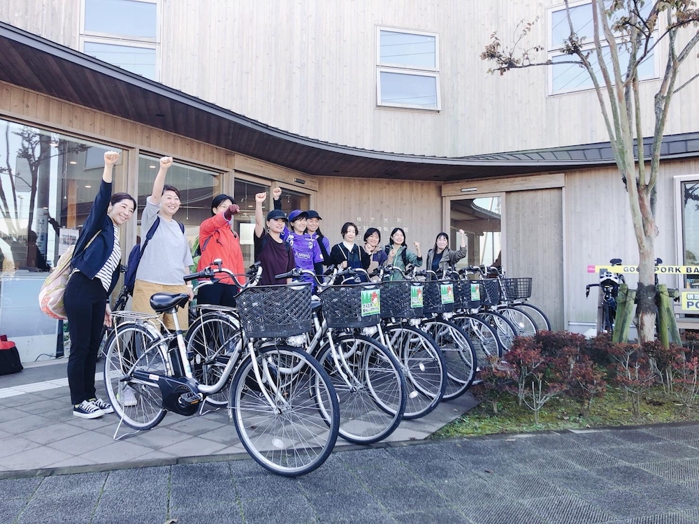 電動自転車の前で並ぶ参加者たち