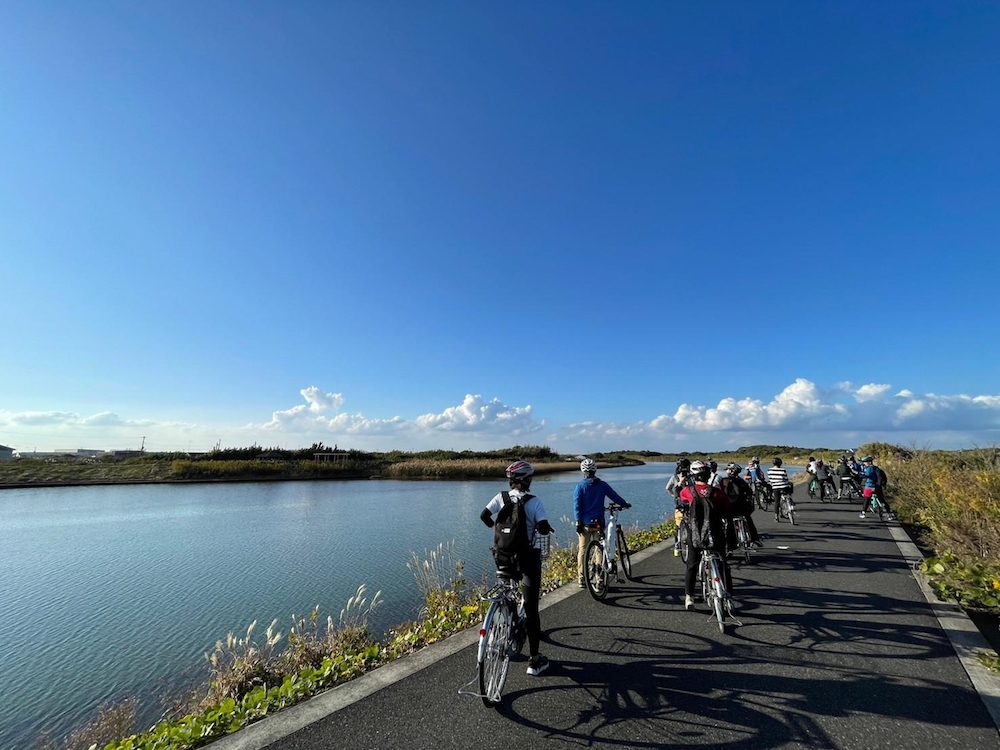 川沿いをサイクリングする写真