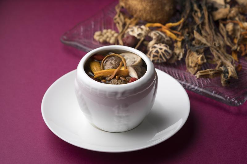 カントニーズ燕ケンタカセ-数種類の乾燥野菜とキノコで作ったオリジナル精進蒸しスープ