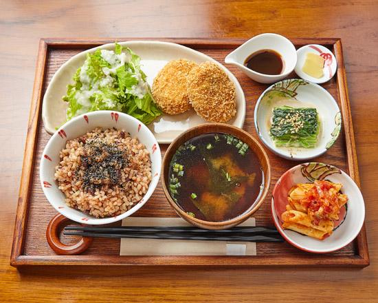 Macrobi meal Hitokokyu-Carrot with millet croquette